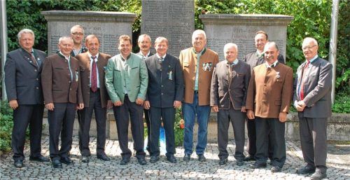 Geehrte Vereinsmitglieder (von links): Pius Graf Obmann IG Rosenheim, Johann Bachmaier, Sebastian Schnitzlbaumer (Zweiter Vorsitzender), Anton Förg, Stefan Kink, Josef Mayer sen., Franz Schmid, Arno Zeidler, Johann Zellner, Robert Bucher (Erster Vorsitzender), Paul Hauser sowie Anton Heindl (Zweiter Bürgermeister).