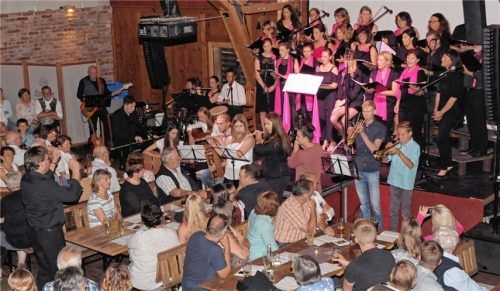Geistliche wie auch weltliche Lieder bot der Rhythmuschor Söllhuben beim Jubiläumskonzert anlässlich seines 15-jährigen Bestehens.Foto rothmayer