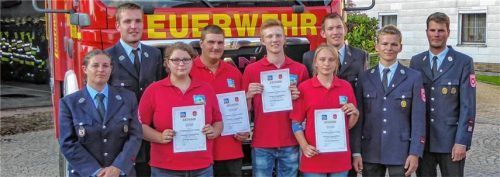 Geschafft (von links): die Jugendwarte Natasha Du Toit und Jan Toepfer sowie Paula Macht, Christian Jarolin, Sebastian Dlabka, Aileen Tischler, Zweiter Vorstand Dominik Wied, stellvertretender Kommandant Christian Diepelt und Kommandant Marco Höllmüller. Foto re