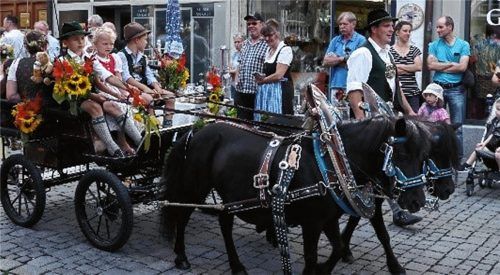 Gewinnspiel: Wer darf beim Wiesn-Einzug in der Ponykutsche mitfahren?