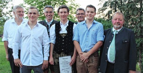 Glückwünsche für die Besten: Sebastian Fischer, Vorsitzender des Prüfungsausschusses, der Landtagsabgeordnete Otto Lederer, Obermeister Peter Moser und stellvertretender Landrat Josef Huber (hintere Reihe von links) freuten sich mit Christian Winhart, Johannes Friedrich und Christoph Kutschker (vordere Reihe von links). Foto Steffenhagen