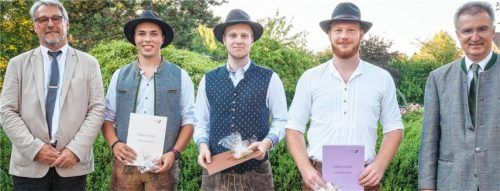 Glückwünsche für die drei Besten: Schulleiter Reinhard Pobel (links) und sein Stellvertreter Franz Hampel (rechts) gratulierten Georg Wittmann, André Dalmus und Georg Holzapfel (von links).Foto re