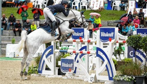 Große Sprünge wollen vor allem die international erfahrenen Reiter auch heuer wieder beim Chiemsee-Pferdefestival auf Gut Ising bieten. Zu den Teilnehmern gehört auch wieder Sönke Kohrock (Bild), der im Vorjahr im zweiten Grand Prix Dritter wurde.Foto Weitz