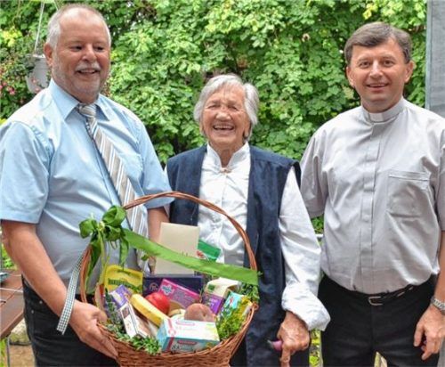 Gut gelaunt empfing Jubilarin Veronika Forstner ihre Gratulanten Bürgermeister Sebastian Forstner (links) und Pater Christoph. Foto Niessen