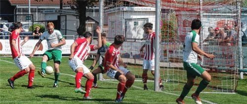 Gute Chance für die SG Reichertsheim-Ramsau-Gars, doch Korbinian Klein brachte den Ball in der dritten Minute nicht im Buchbacher Tor unter. Foto  Semerad