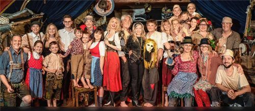 „Hallo, es do draust – kemmts owa!“ Das aktuelle „Himmegugga“-Ensemble. Fotos Ringsgwandl