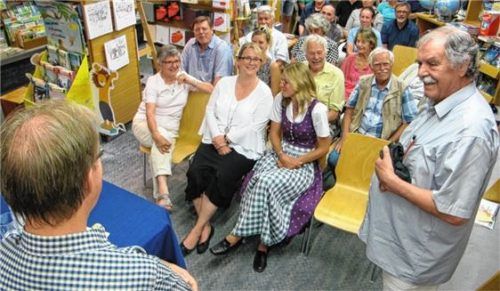 Hanns Thäle (rechts) bei der gut besuchten Vorstellung seines Kalenders.Foto  Heuser