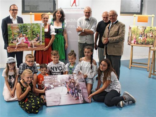 Hauptpersonen waren die Kinder, die mit dem Fotoapparat ihren Stadtteil erkundeten und sagten, was ihnen gefällt und was nicht. Zu den Gästen bei der Ausstellungseröffnung zählten neben Eltern auch Pfarrer Sebastian Heindl, Bürgermeister Anton Heindl sowie Markus Götz von derSparkassenstiftung Zukunft.Foto  Re