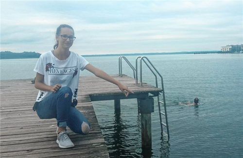 Hier, direkt neben dem Steg, ist es passiert: Lea Stangl vermutet, dass das Mädchen, das sie ein paar Tage zuvor an dieser Stelle gerettet hat, beim Spielen im flachen Uferbereich versehentlich ins tiefe Wasser geraten war, obwohl es nicht schwimmen kann. Foto Detzel