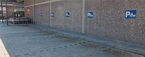 Hier ist alles in Ordnung: Die eingangsnahen, überbreiten Parkplätze für Behinderte und Familien mit Kinderwagen sind freigehalten. Fotos Sedlbauer