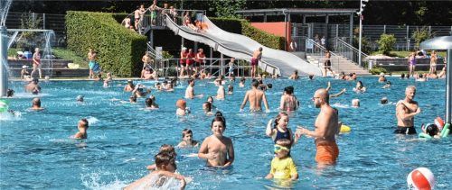 Hier lässt es sich aushalten: Im Freibad wird in diesen Tagen der Platz in den Wasserbecken knapp. Foto Schlecker