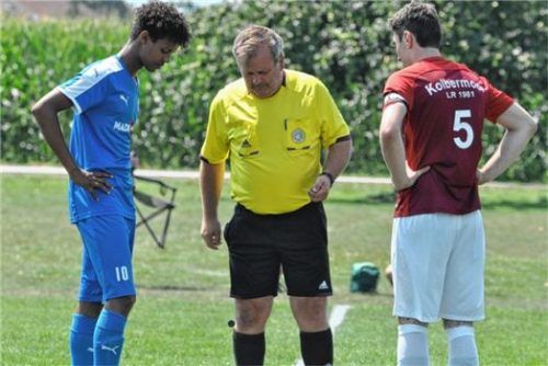 Historischer Moment II: Kapitän Adrian bei der Platzwahl. Fotos Neumeier