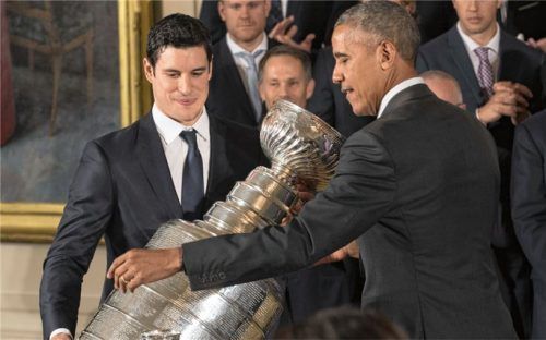 Hoher Besuch: Pittsburghs Sidney Crosby präsentiert den Stanley Cup im Weißen Haus beim damaligen US-Präsidenten Barack Obama.Fotos dpa