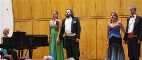 Holten die Welt der Oper nach Bad Aibling (von links): Prof. Marta Vaskova, Radka Micova, Jakub Rousek, Margherita Ondruskova und David Szendjuk. Foto Kirchner