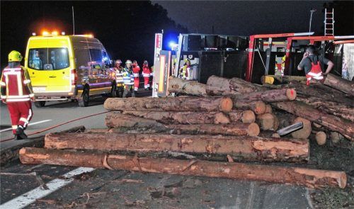 Holzlaster kippt um: Baumstämme blockieren Autobahn