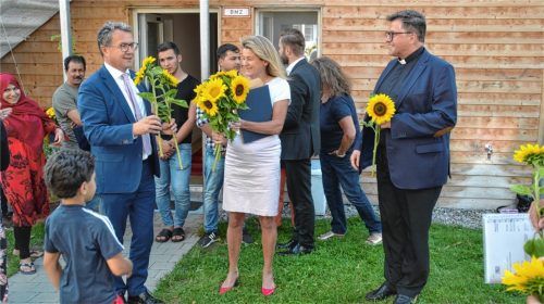 Im Dialog mit den Helferkreisen: Landtagsabgeordneter Klaus Stöttner, die Integrationsbeauftragte der bayerischen Staatsregierung, Mechthilde Wittmann, sowie der Diözesanbeauftragte für Flucht, Asyl und Integration, Monsignore Rainer Böck (von links). Foto  re