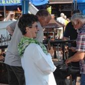 <p>Im Schmiedezelt: Pastoralreferentin Martina Mauder beim „letzten Hammerschlag“.</p>
