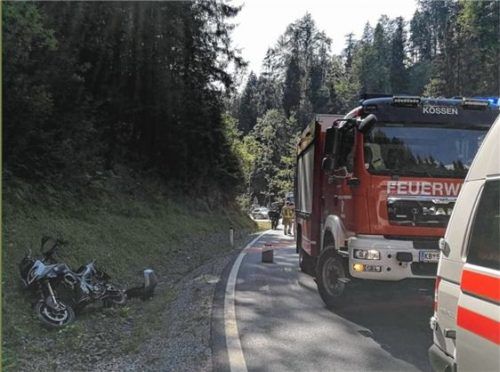 Im Straßengraben landete das Motorrad des Traunsteiners nach dem Zusammenstoß mit einem entgegenkommenden Fahrzeug.Foto Einsatzfoto at