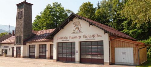 In die Jahre gekommen ist der Gebäudekomplex der Freiwilligen Feuerwehr Kiefersfelden. Jetzt ist ein Neubau in Planung. 2019 soll Baubeginn sein, 2012 Fertigstellung.Foto Hoffmann