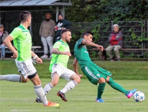 In dieser Situation erzielte Egehan Caner (rechts) das 2:0 für den SB Rosenheim. Foto  Fehrmann