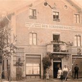<p>In Kolbermoor gibt es noch immer eine Schmiedestraße. In früherer Zeit war da tatsächlich die Schmiede, die auf dieser historischen Aufnahme zu sehen ist. Foto Museum</p>