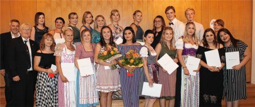 Innungs-Obermeister Stefan Mashold, Kreishandwerksmeister Gerhard Schloots und die frischgebackenen Friseur-Gesellen (von links). Vorne in der Mitte (mit Blumen): Alexandra Fischer als Innungssiegerin und Balta Büsra als PraxisprüfungsBeste. Foto Heinz