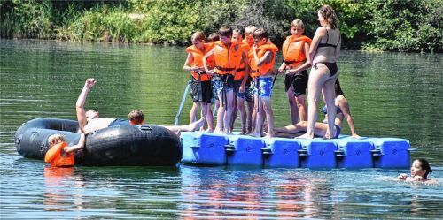 Ins tiefe Wasser geht es für die Kinder nur mit Schwimmwesten. Fotos Schlecker