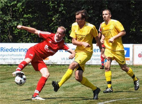 Inzells zweifacher Torschütze Andreas Panitz ist hier vor den Riederingern Julian Wilhelmund Christoph Kahl am Ball (von links).Foto Hoffmann