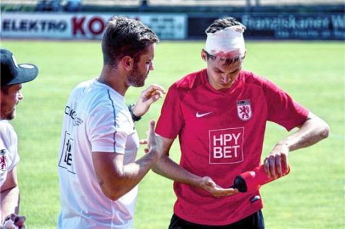 Jean Philippe Stephan, der nach einem Kopfballduell benommen liegen blieb, spielte mit einem Turban weiter.