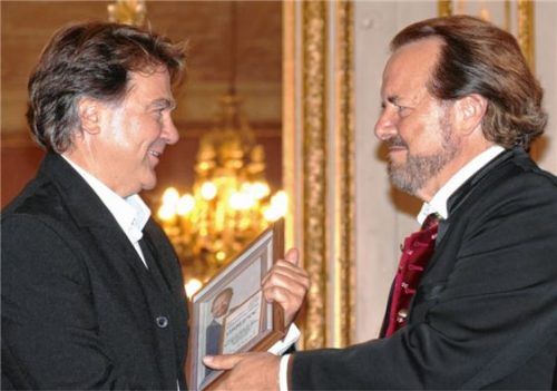 Jeder Sänger erhält ein von Kammersänger Oskar Hillebrandt (rechts) ausgestelltes Zertifikat. Foto Janka