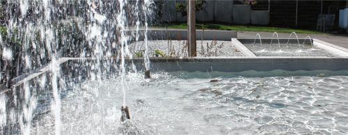 Jetzt ist wieder Leben im Karl-Daniels-Brunnen. Seit gestern sprudelt das Wasser.Fotos gruber