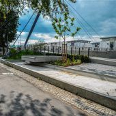 <p>Karl-Daniels-Park: Trockener Brunnen, umzäunter Spielplatz</p>