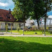 Karl-Daniels-Park: Trockener Brunnen, umzäunter Spielplatz
