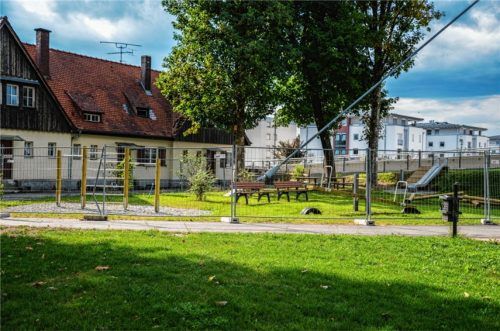 Karl-Daniels-Park: Trockener Brunnen, umzäunter Spielplatz
