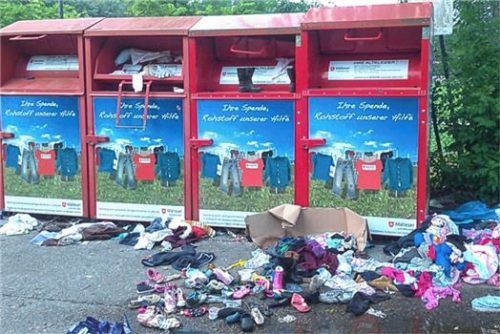 Katastrophales Bild: geplünderte Altkleidercontainer. Mit langen Griffwerkzeugen fischen die Diebe die Textilien aus dem Behälter heraus. Foto Stadt Rosenheim