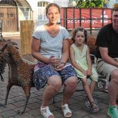 <p>Keine Angst vor Fabeltieren haben die Besucher Esther und Amelie, die sich auf einem geschmiedeten Urgetier eine kleine Auszeit gönnten.</p>