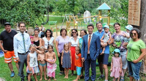 Klettern und Schaukeln erwünscht: Eltern, Gemeindevertreter und Sponsoren freuten sich gleichermaßen über den Startschuss für den erweiterten Spielplatz am Auerbach.Foto ge