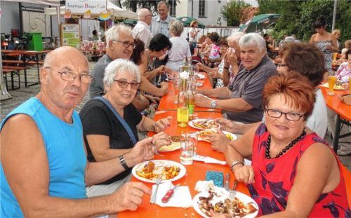 Kulinarische Leckerbissen bei bestem Sommerwetter: Es war ein ideales Fest um Freunde und Bekannte zu Treffen.