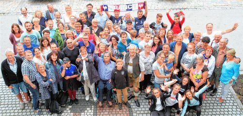 Kurz nach der Ankunft in Halfing: die französische Reisegruppe gemeinsam mit den Halfinger Gastgebern und Freunden.Foto Daxenberger