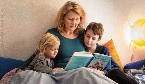 Kuschelstunde beim Vorlesen mit Mama: Doch in vielen gestressten Familien sind diese Mußezeiten heute selten.