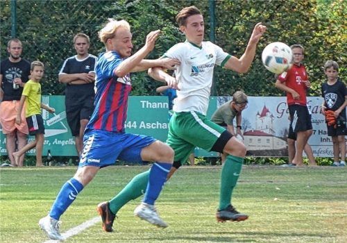Laufduell zwischen SG-Angreifer Felix Wieser (rechts) und Dorfens Andreas Hellfeuer. Foto Semerad