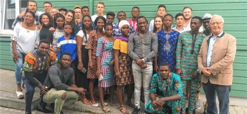 Lebensfreude vermittelten die Jugendlichen aus Benin beim Afrika-Fest auf dem Sportplatz des Sportbundes Rosenheim, willkommen geheißen von Bürgermeister Anton Heindl (rechts). 2019 reist die Rosenheimer Gruppe dann zum Gegenbesuch nach Benin.Foto re