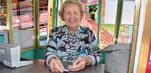Liebt ihren Beruf: Thea Kinzler ist seit 57 Jahren auf dem Rosenheimer Herbstfest als Chipverkäuferin tätig. Foto Schlecker