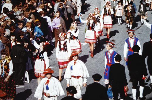„Man erinnert sich nicht, jemals mehr Menschen in Rosenheim gesehen zu haben“, schrieb das Oberbayerische Volksblatt im August 1968. Rund 60 000 Menschen standen auf den Straßen und Plätzen, um auf den Festzug zu warten, den der Trachtenverein „Alt Rosenheim“ zu seinem 75. Bestehen organisiert hatte. 150 Gruppen aus dem In- und Ausland nahmen teil. Das Foto zeigt zwei polnische Volkstanzgruppen, die mit ihren farbenfrohen Trachten besonders auffielen.Foto Bildarchiv „Alt Rosenheim“