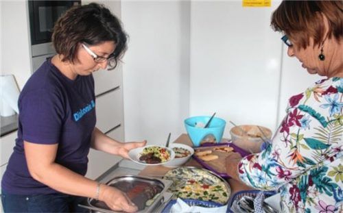 Martina Kaul vom Bürgerhaus Mangfalltreff (links im Bild) half am internationalen Spezialitätenbuffet.
