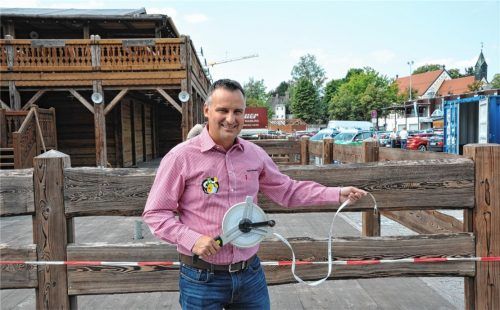 Maßarbeit: Wiesnmanager Klaus Hertreiter ist dafür verantwortlich, dass alle Betriebe auf der Loretowiese den richtigen Platz erhalten. Damit der Lageplan stimmig ist, muss genau gemessen werden.Foto Schlecker