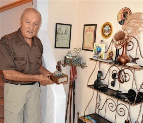 „Mein Schrein“, sagt der Jubilar: Sein Schwiegersohn hat ihn gebaut, dort bekommen nun alle Erinnerungsstücke seiner Weitwanderungen ein Plätzchen.Foto niessen