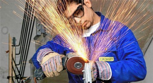 Metallbauer bei der Arbeit: Für sie gibt es derzeit viele offene Stellen in der Region, aber zu wenig Bewerber.Foto  dpa