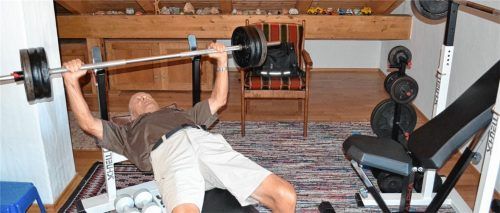 Mindestens dreimal pro Woche geht Sigurd Stockklausner in sein privates „Fitnesstudio“ unterm Dach. Dort stemmt er dann Hanteln, macht Klimmzüge, Liegestütze oder Dehnungsübungen. „Das macht mir einfach Spaß und hält mich nebenbei auch fit“, sagt der 80-Jährige. Und für die Insider erklärt er: „Mit 50 habe ich 140 Kilo beim Bankdrücken geschafft.“Foto niessen