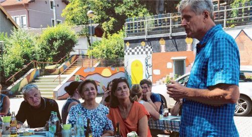 Mit einem herzlichen Dank verabschiedete Rektor Günther Kessler die Lehrerinnen Gabriele Winterstein (Mitte, links) und Nicola Bartl (rechts daneben).Foto Reischl-Zehentbauer